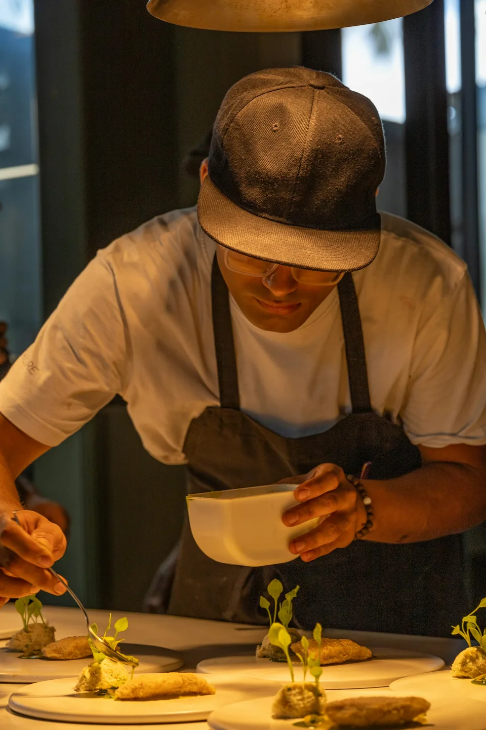 Le chef dressant une assiette en cuisine