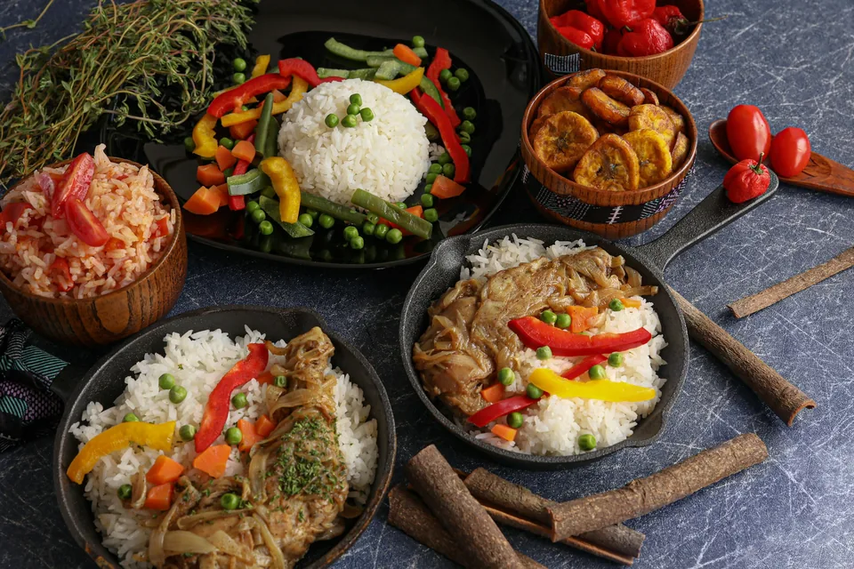 Table dressée avec plusieurs plats sénégalais à partager